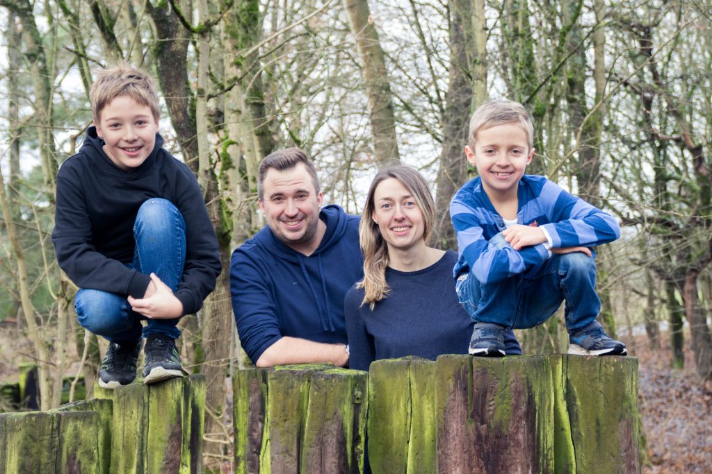 Familienportait outdoor im Grünen