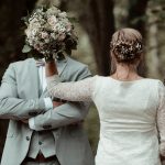 Brautshooting im Vintagestil- Blumen vor Gesicht