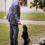 Bräutigam mit hund