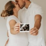 Babybauch-Homestory Ultraschallkuss