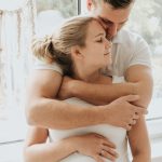 Babybauch-Homestory Arme in Arm