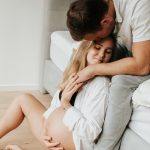 Babybauch-Homestory Papa und Mama