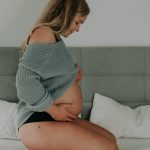 Babybauch-Homestory Mamas Bauch