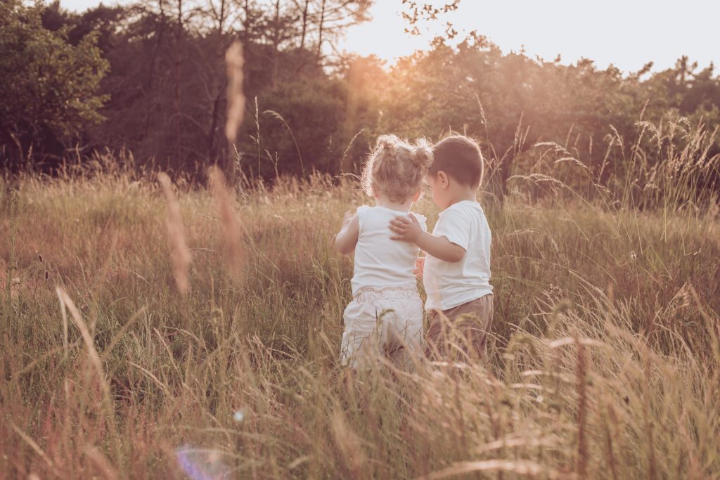 Familienshooting im Feld - 2 Kinder