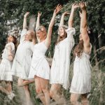 Freundinnenshooting im Bohostil- Hände in die Luft