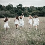 Freundinnenshooting im Bohostil im Feld