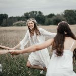 Freundinnenshooting im Bohostil - Kreis rennend