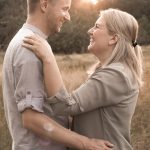 Verlobungsshooting im feld
