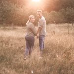 Verlobungsshooting im feld