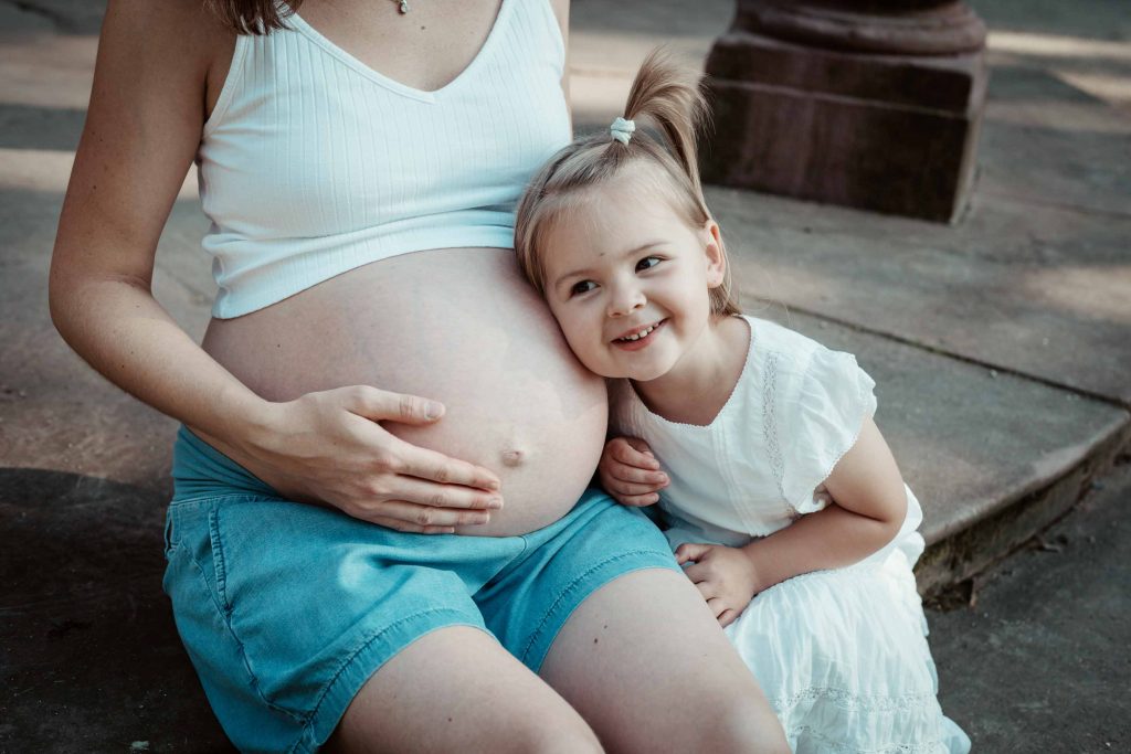 Zwillingsbabybauch hören