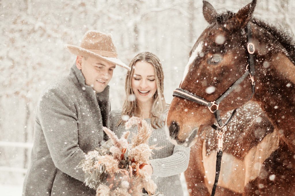 Babybauchshooting mit Pferdim Schnee